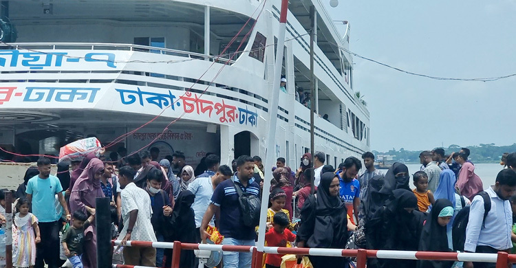 চাঁদপুর লঞ্চঘাটে ঘরমুখো মানুষের ভিড়